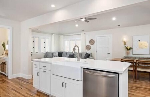 Alexander Casa | Luxury mountain oasis, hot tub & 15 mins to DT AVL, bring furry friends!