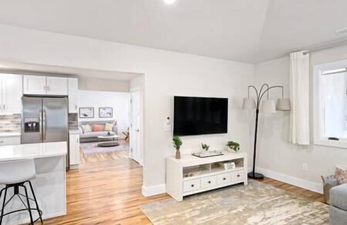Alexander Casa | Luxury mountain oasis, hot tub & 15 mins to DT AVL, bring furry friends!