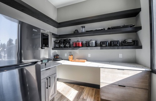 Deadwood Cabina | Luxury Mountain Oasis with Amazing View and Access to Clubhouse w/ 2 Pools
