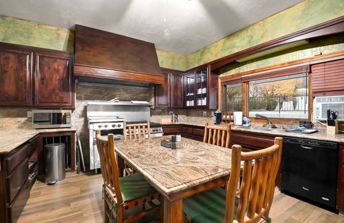 Wrightwood Otro | Luxury Mountain Retreat: Skiing, SPA, Arcade & Bar