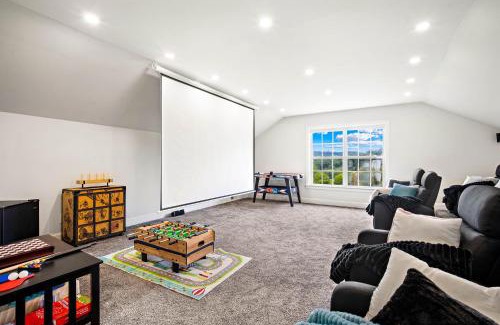 Sparta Casa | Luxury Mountain Retreat with Main House and Garage Apartment. Perfect for Families, Retreats and Remote Work