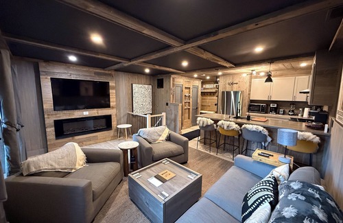 Vernon Condominio | Luxury Mountain Retreat.Minutes from ski slopes,Water Park,Resort & scenic hikes