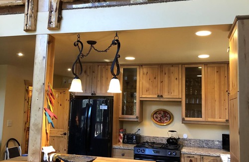 Alta Sierra Cabina | Retiro de montaña de lujo personalizado, a 15 minutos del lago Isabella y el río Kern