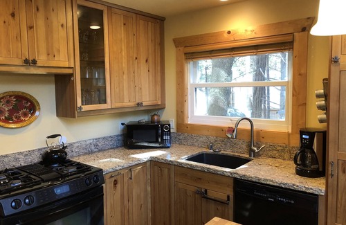 Alta Sierra Cabina | Retiro de montaña de lujo personalizado, a 15 minutos del lago Isabella y el río Kern