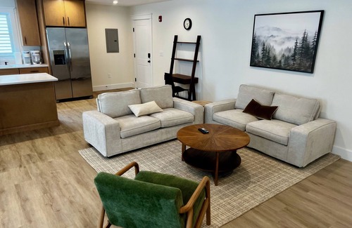 Montgomery Apartamento | Luxury New 1BR 950 sq ft apartment. Sleeps 4. Stocked Kitchen, 2 Tvs, Parking.