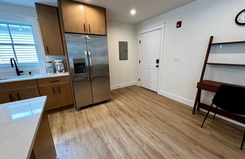 Montgomery Apartamento | Luxury New 1BR 950 sq ft apartment. Sleeps 4. Stocked Kitchen, 2 Tvs, Parking.