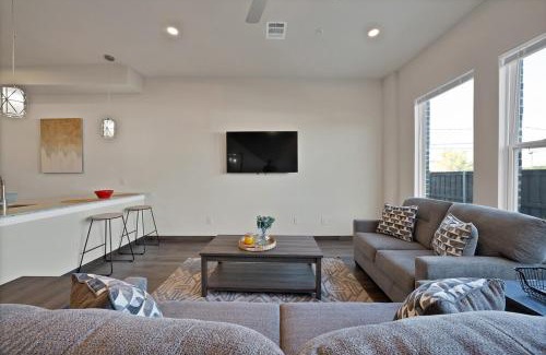 Central Arlington Casa | Luxury New Build Townhome 2BR 2BA with Garage