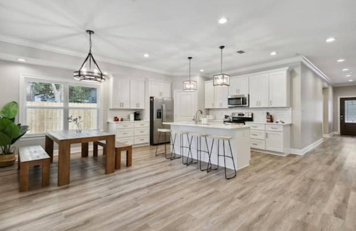 Gulf Park Estates Casa | Luxury New Tranquil Retreat-Walk to Waterfront