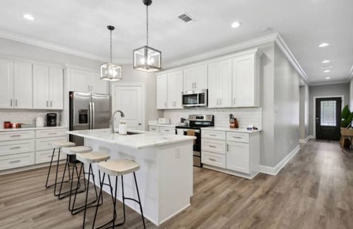Gulf Park Estates Casa | Luxury New Tranquil Retreat-Walk to Waterfront