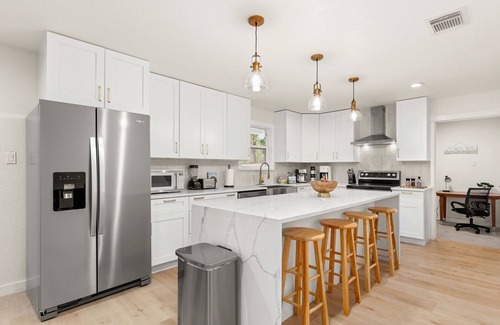 Oakwell Farms Casa | Luxury Newly Renovated Home w/Private Pool+Fire Pit+BBQ Near Downtown&Airport