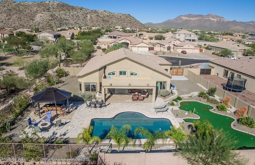 East Mesa Casa | Asequible y lujoso Oasis Home, piscina grande, putting green, bolos, hoguera, mesa de billar