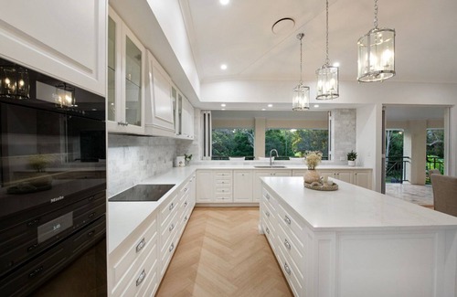 Carindale Casa | Luxury Oasis in Carindale - Relax, Unwind & Enjoy! Pool, Wifi, AC & Chef Kitchen