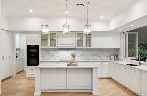 Carindale Casa | Luxury Oasis in Carindale - Relax, Unwind & Enjoy! Pool, Wifi, AC & Chef Kitchen