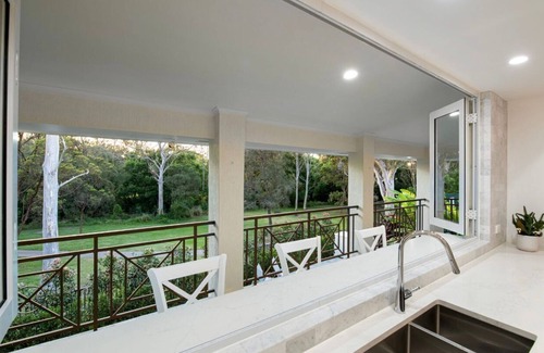 Carindale Casa | Luxury Oasis in Carindale - Relax, Unwind & Enjoy! Pool, Wifi, AC & Chef Kitchen