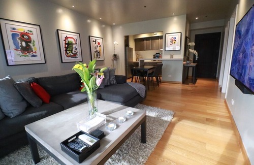 Downtown Apartamento | Luxury Oasis in Century City / Makati