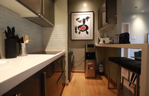 Downtown Apartamento | Luxury Oasis in Century City / Makati