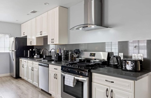 Clarkdale Casa | Luxury Oasis in Culver city!Free Parking & Jacuzzi