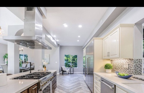 Claremont Hills Casa | Luxury Oasis Mansion
