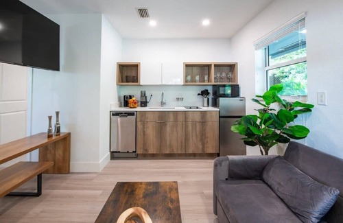 Poinciana Park Hotel | Luxury Oasis Near Downtown Fort Lauderdale