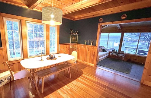 Irving Cabina | Luxury Oasis w/ hot tub, fire pit & beach access!