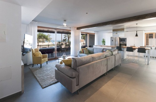 Grau i Platja Apartamento | Loft de lujo frontal al mar con 3 habitaciones suites con 190m2, garaje, WIFI alta velocidad: Fibra 300mbs-ALQUILER SOLO FAMILIAS