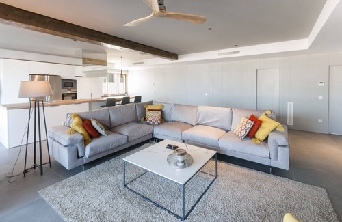 Grau i Platja Apartamento | Loft de lujo frontal al mar con 3 habitaciones suites con 190m2, garaje, WIFI alta velocidad: Fibra 300mbs-ALQUILER SOLO FAMILIAS
