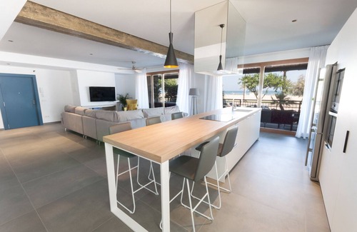 Grau i Platja Apartamento | Loft de lujo frontal al mar con 3 habitaciones suites con 190m2, garaje, WIFI alta velocidad: Fibra 300mbs-ALQUILER SOLO FAMILIAS