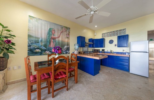 Isla Mujeres Villa | Retiro de lujo frente al mar con piscina a pie del centro de North Beach (2BR)