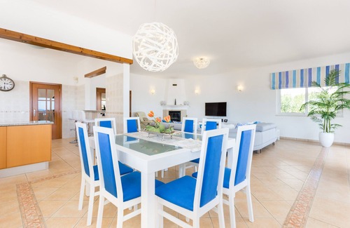 Luz Villa | Exclusiva y elegante villa frente al mar con piscina e impresionantes vistas al mar