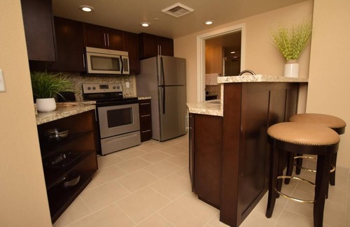 Enterprise Apartamento | Luxury one bedroom with full kitchen + amenities .