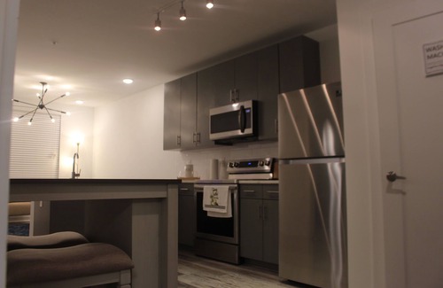 Old Fourth Ward Apartamento | Luxury OneBDRM APT with Skyline Rooftop Access