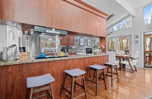 East Stroudsburg Chalet De Esquí | Luxury Open-Concept Retreat. Hot Tub. GameRoom. Hiking. Lake. Pool. Pet-Friendly