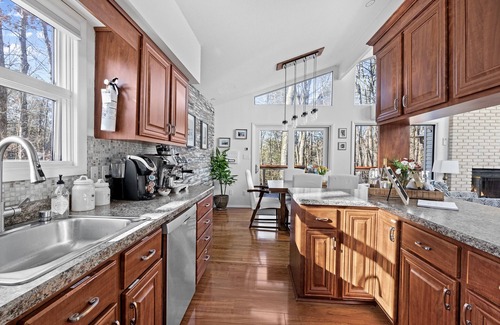 East Stroudsburg Chalet De Esquí | Luxury Open-Concept Retreat. Hot Tub. GameRoom. Hiking. Lake. Pool. Pet-Friendly