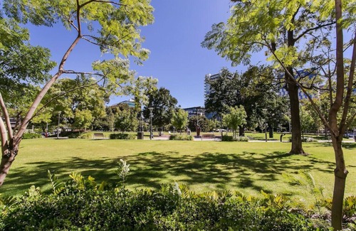 Adelaide Central Business District Apartamento | Luxury Overlooking Hindmarsh Sq with Pool & Gym