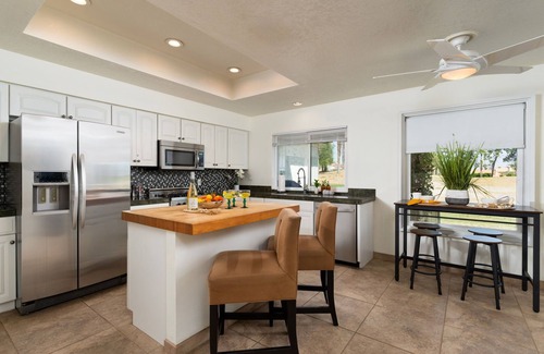 Palm Desert Condominio | Luxury Palm Desert Condo: Pool & Mountain Views