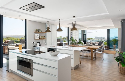 Green Point Apartamento | Luxury Penthouse-Living | Pool Deck | BBQ | Views