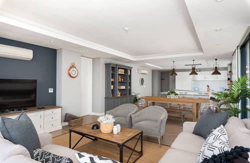 Green Point Apartamento | Luxury Penthouse-Living | Pool Deck | BBQ | Views