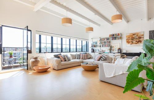 Upper Clapton Apartamento | Luxury Penthouse Loft in Art-Deco Warehouse Conversion