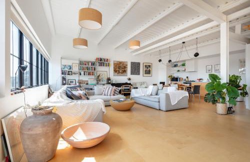 Upper Clapton Apartamento | Luxury Penthouse Loft in Art-Deco Warehouse Conversion