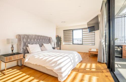 Biggera Waters Apartamento | Luxury Penthouse w Hot Tub Views