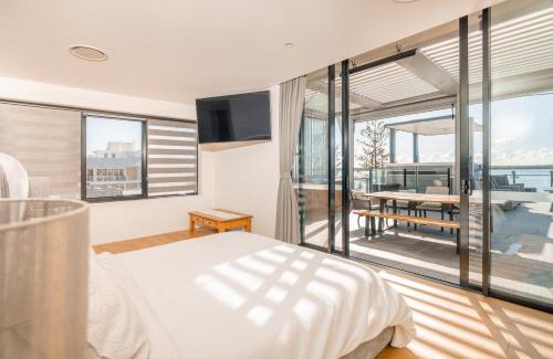 Biggera Waters Apartamento | Luxury Penthouse w Hot Tub Views