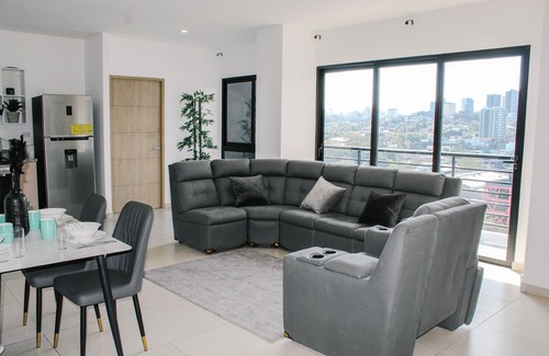 San Salvador Apartamento | Luxury Penthouse with Panoramic view of El Escalon! Washer/AC/Wifi 3 Full Baths