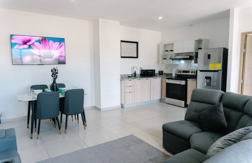 San Salvador Apartamento | Luxury Penthouse with Panoramic view of El Escalon! Washer/AC/Wifi 3 Full Baths
