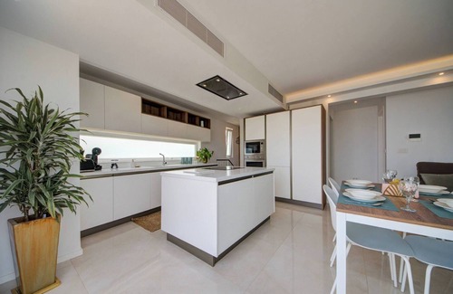 High Ridge Apartamento | Ático de lujo con piscina privada y vistas al mar, capacidad para 6 personas.