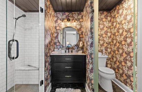 Tampa Casa | Luxury-Pet Friendly, Farmhouse Bungalow, Downtown Tampa