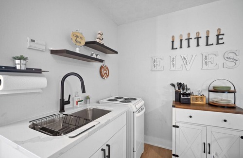 Sparta Apartamento | Luxury pet-friendly remodeled cottage