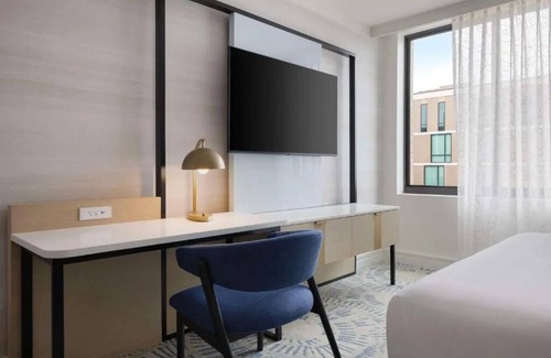 Glencoe Hotel | Luxury Pet-Friendly Room w/ Pool Near SMU Campus