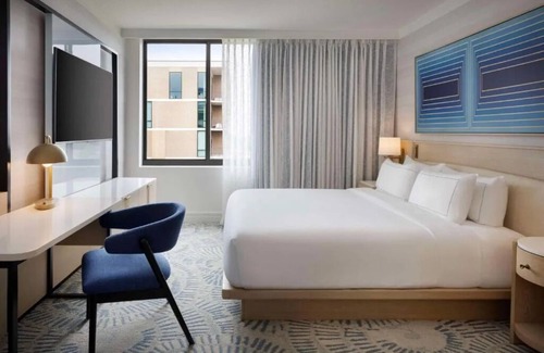 Glencoe Hotel | Luxury Pet-Friendly Room w/ Pool Near SMU Campus