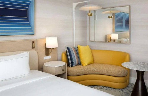 Glencoe Hotel | Luxury Pet-Friendly Room w/ Pool Near SMU Campus