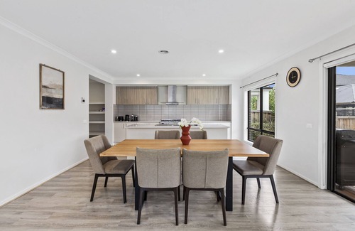 Sanctuary Lakes Casa | Luxury Point Cook Home 30 mins to Melb CBD!